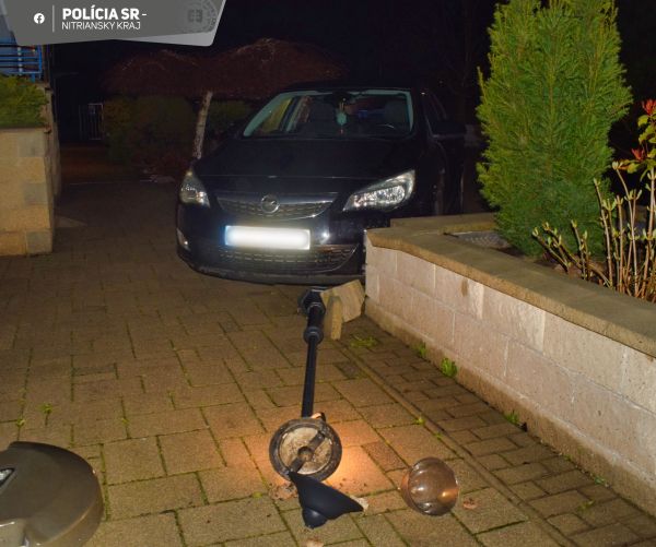 V Leviciach mladík jazdil opitý a mal zákaz šoférovať, v Želiezovciach opitý vodič nabúral do múrika penziónu V Leviciach mladík jazdil opitý a mal zákaz šoférovať, v Želiezovciach opitý vodič nabúral do múrika penziónu