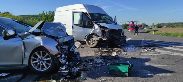 Vážna dopravná nehoda pri Kozárovciach, zasahovali až dva záchranárske vrtuľníky