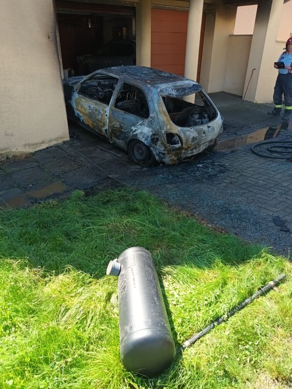 V Leviciach si chcel z vozidla odstrániť plynovú nádrž na LPG, došlo k jeho požiaru