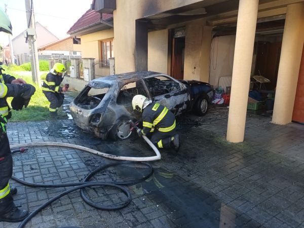 V Leviciach si chcel z vozidla odstrániť plynovú nádrž na LPG, došlo k jeho požiaru V Leviciach si chcel z vozidla odstrániť plynovú nádrž na LPG, došlo k jeho požiaru