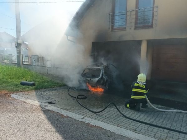 V Leviciach si chcel z vozidla odstrániť plynovú nádrž na LPG, došlo k jeho požiaru