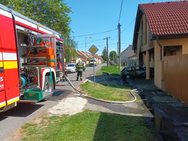 V Leviciach si chcel z vozidla odstrániť plynovú nádrž na LPG, došlo k jeho požiaru
