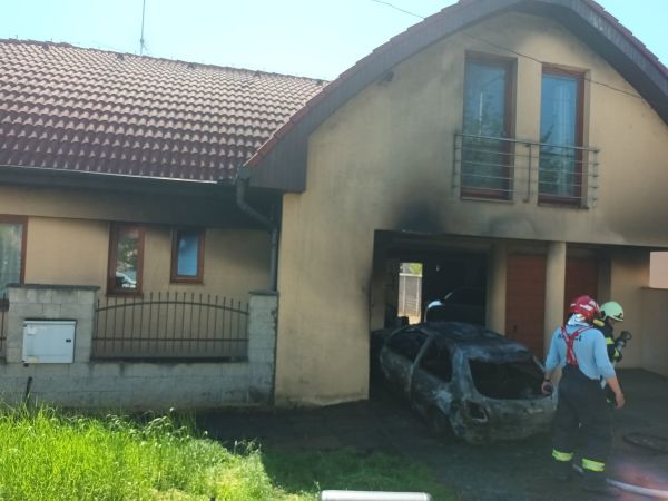 V Leviciach si chcel z vozidla odstrániť plynovú nádrž na LPG, došlo k jeho požiaru