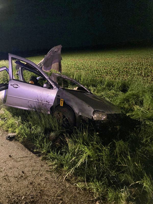 Tragická dopravná nehoda medzi Mochovcami a Kalnou nad Hronom, auto po náraze do stromu roztrhlo na dve časti, mladá spolujazdkyňa zomrela