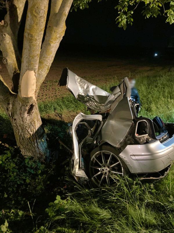 Tragická dopravná nehoda medzi Mochovcami a Kalnou nad Hronom, auto po náraze do stromu roztrhlo na dve časti, mladá spolujazdkyňa zomrela