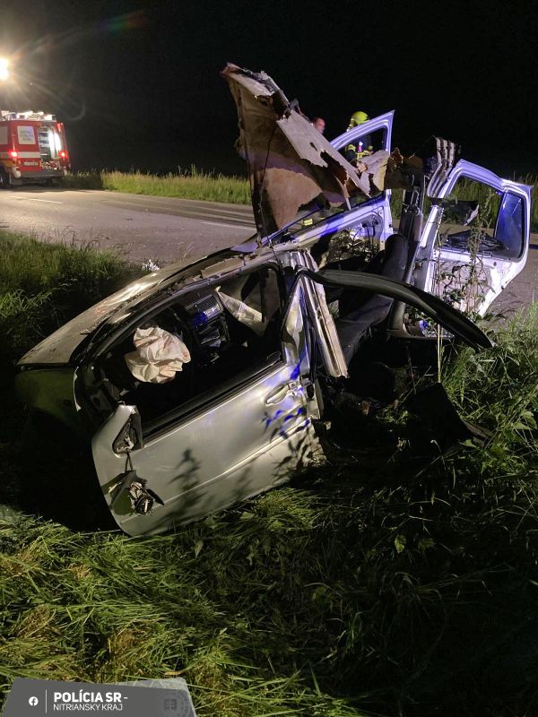 Tragická dopravná nehoda medzi Mochovcami a Kalnou nad Hronom, auto po náraze do stromu roztrhlo na dve časti, mladá spolujazdkyňa zomrela