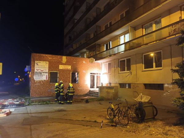 Vo vchode viacposchodového bytového domu na Zd.Nejedlého v Leviciach horelo