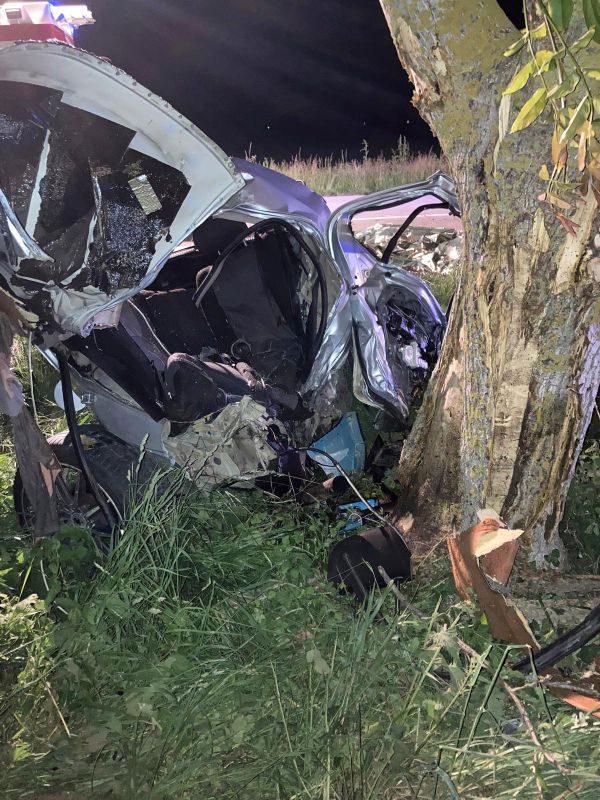 Tragická dopravná nehoda medzi Mochovcami a Kalnou nad Hronom, auto po náraze do stromu roztrhlo na dve časti, mladá spolujazdkyňa zomrela