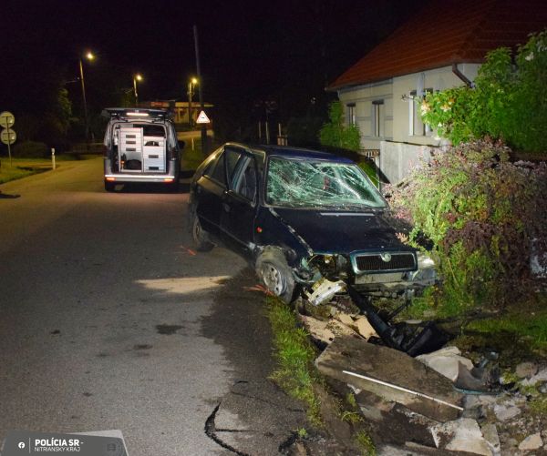 Opitý vodič v Šahách s vyše 2 promile zišiel s vozidlom z cesty a narazil do príjazdového mostíka Opitý vodič v Šahách s vyše 2 promile zišiel s vozidlom z cesty a narazil do príjazdového mostíka