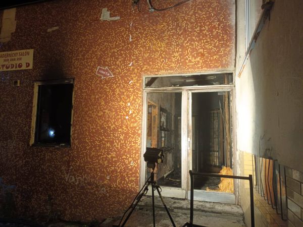 Vo vchode viacposchodového bytového domu na Zd.Nejedlého v Leviciach horelo