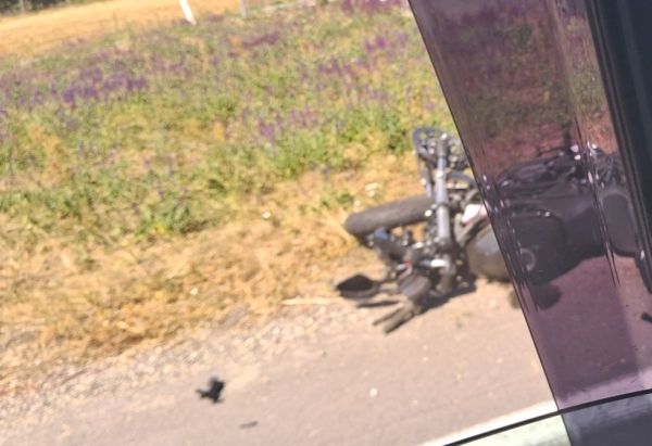 Dopravná nehoda motocyklistu a osobného vozidla na križovatke pri motoreste Lucina sa skončila zraneniami