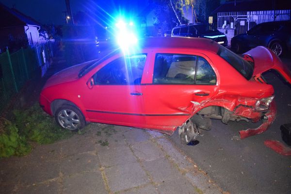 V Šahách vozidlom narazil do zaparkovaného auta, policajtom tvrdil, že vozidlo neviedol on V Šahách vozidlom narazil do zaparkovaného auta, policajtom tvrdil, že vozidlo neviedol on