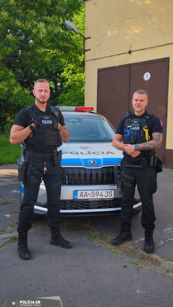 Policajti z Nitry zachránili život žene zranenej pri autonehode v Kozárovciach Policajti z Nitry zachránili život žene zranenej pri autonehode v Kozárovciach