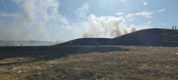 Pri Mochovciach horela skládka, požiar postupoval po suchej tráve a blížil sa k poľu s obilím