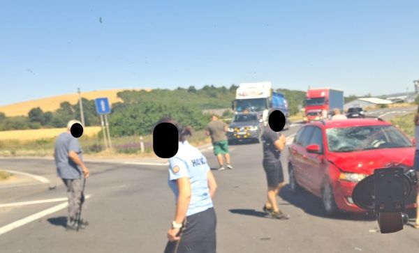 Dopravná nehoda motocyklistu a osobného vozidla na križovatke pri motoreste Lucina sa skončila zraneniami