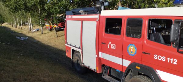 Pri Mochovciach horela skládka, požiar postupoval po suchej tráve a blížil sa k poľu s obilím