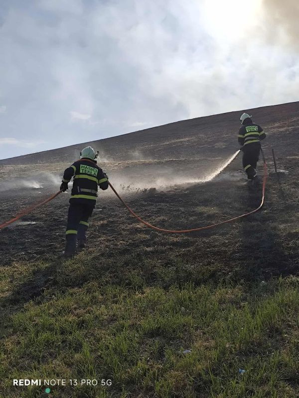 Pri Mochovciach horela skládka, požiar postupoval po suchej tráve a blížil sa k poľu s obilím Pri Mochovciach horela skládka, požiar postupoval po suchej tráve a blížil sa k poľu s obilím