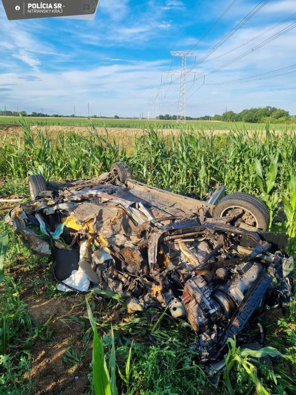 Tragická dopravná nehoda za Levicami smerom na Tlmače, vodič neprežil náraz do stromu