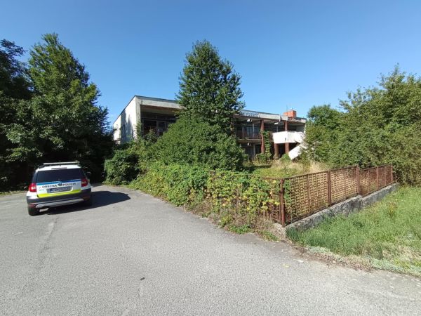 V Tekovských Lužanoch našli v objekte bývalej mliekárne bezvládneho dobitého muža, napadli ho dvaja mladíci