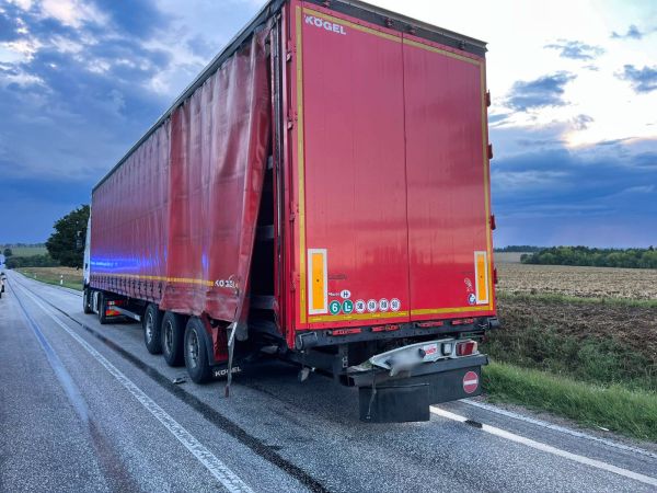 Pri obci Semerovo vyhasol po tragickej dopravnej nehode jeden ľudský život Pri obci Semerovo vyhasol po tragickej dopravnej nehode jeden ľudský život