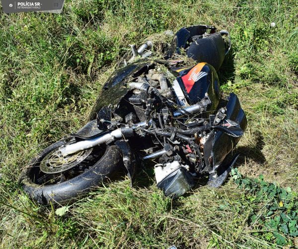 Čelná zrážka dvoch motoriek medzi obcami Bátovce a Žemberovce, jeden z motocyklistov jazdil opitý s vyše 2 promile a mal zákaz viesť motorové vozidlá