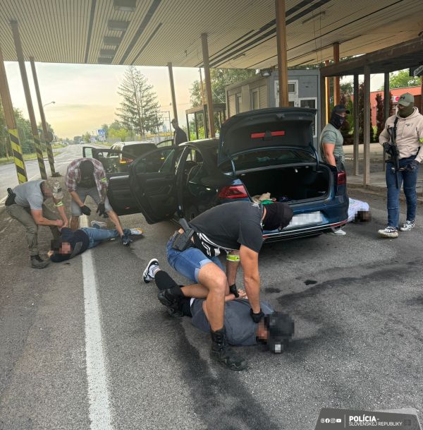 Policajti zadržali na bývalom hraničnom priechode Šahy – Parassapuszta niekoľko osôb a vykonali domové prehliadky v súvislosti s podvodmi na senioroch
