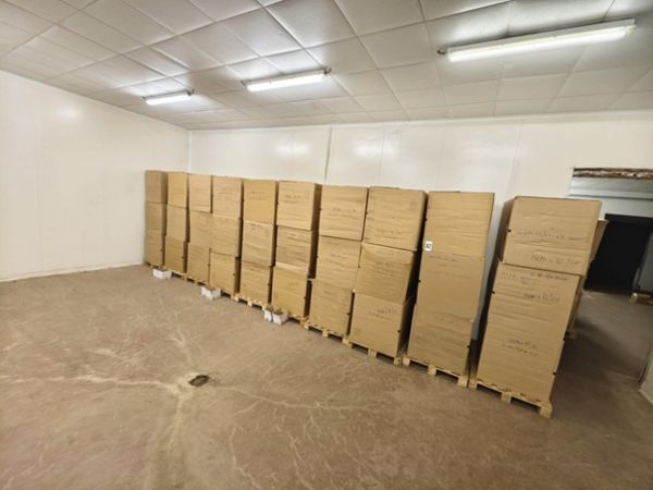 V priemyselných budovách bývalého bitúnku v obci Zbrojníky odhalili nelegálnu výrobňu cigariet