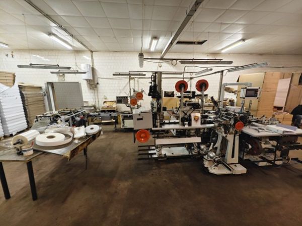 V priemyselných budovách bývalého bitúnku v obci Zbrojníky odhalili nelegálnu výrobňu cigariet