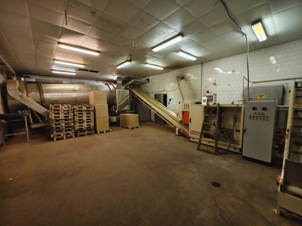 V priemyselných budovách bývalého bitúnku v obci Zbrojníky odhalili nelegálnu výrobňu cigariet