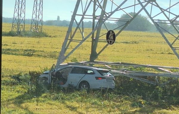 Medzi Kalnou nad Hronom a Veľkým Ďurom s vozidlom zišiel z cesty a narazil do stĺpu vysokého napätia