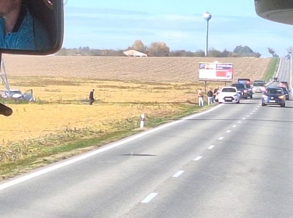 Medzi Kalnou nad Hronom a Veľkým Ďurom s vozidlom zišiel z cesty a narazil do stĺpu vysokého napätia