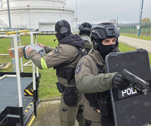 V areáli strategického objektu v obci Tupá policajný pohotovostný útvar nacvičoval zadržanie páchateľa V areáli strategického objektu v obci Tupá policajný pohotovostný útvar nacvičoval zadržanie páchateľa