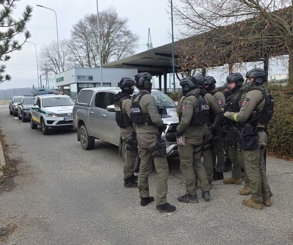 V areáli strategického objektu v obci Tupá policajný pohotovostný útvar nacvičoval zadržanie páchateľa
