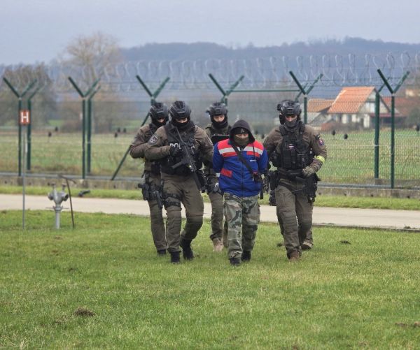 V areáli strategického objektu v obci Tupá policajný pohotovostný útvar nacvičoval zadržanie páchateľa
