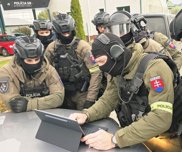 V areáli strategického objektu v obci Tupá policajný pohotovostný útvar nacvičoval zadržanie páchateľa