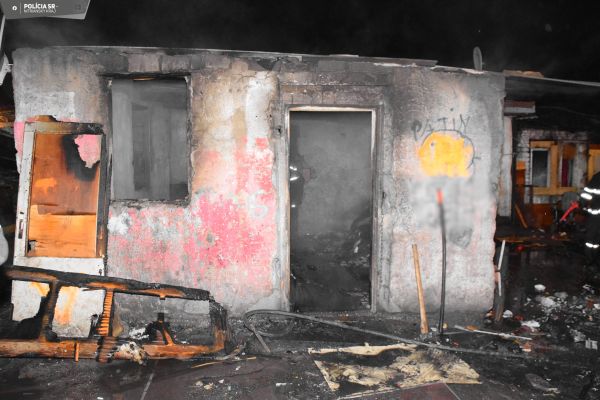 Obrovská tragédia v Kozárovciach, pri požiari prišli o život tri maloleté osoby a jedna žena Obrovská tragédia v Kozárovciach, pri požiari prišli o život tri maloleté osoby a jedna žena
