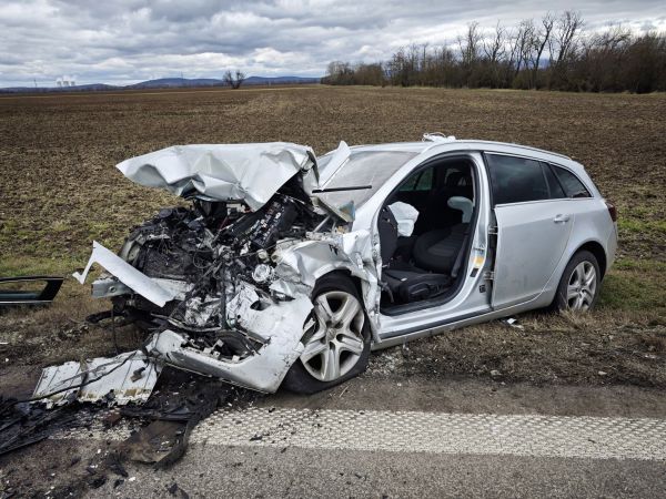 Vážna dopravná nehoda medzi Levicami a Hornou Sečou, čelne sa zrazili dve osobné vozidlá, štyria sú zranení