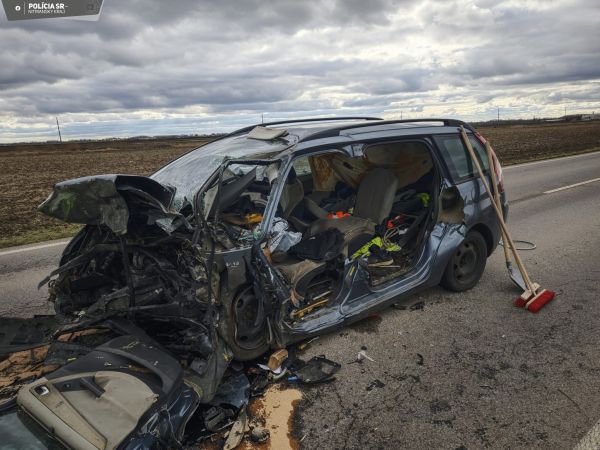 Vážna dopravná nehoda medzi Levicami a Hornou Sečou, čelne sa zrazili dve osobné vozidlá, štyria sú zranení