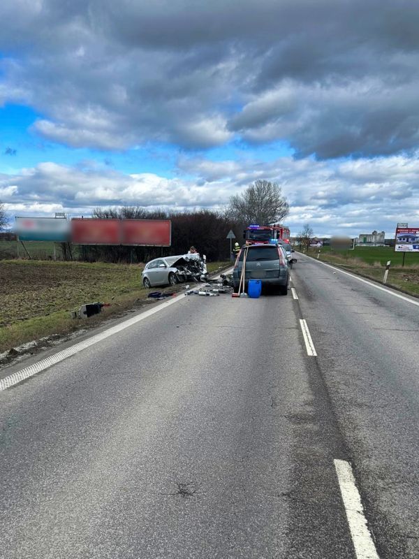 Vážna dopravná nehoda medzi Levicami a Hornou Sečou, čelne sa zrazili dve osobné vozidlá, štyria sú zranení