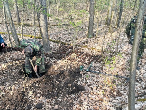 Pyrotechnici v obci Chľaba pri Štúrove vykopali zo zeme 180 kusov munície z 2. svetovej vojny