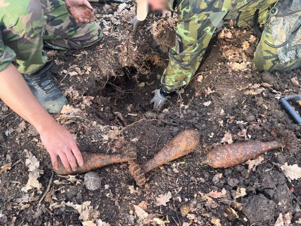 Pyrotechnici v obci Chľaba pri Štúrove vykopali zo zeme 180 kusov munície z 2. svetovej vojny