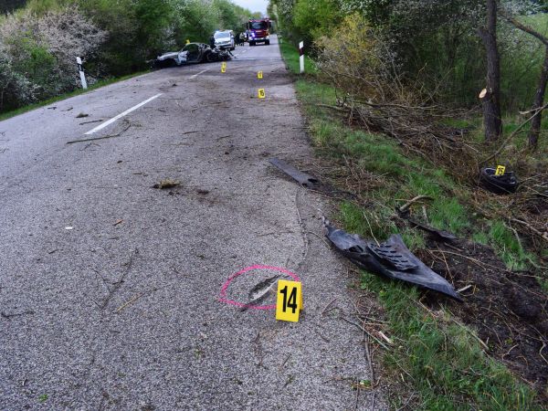 Porsche medzi obcami Žemberovce a Ladzany pravdepodobne dostalo šmyk, havarovalo a začalo horieť