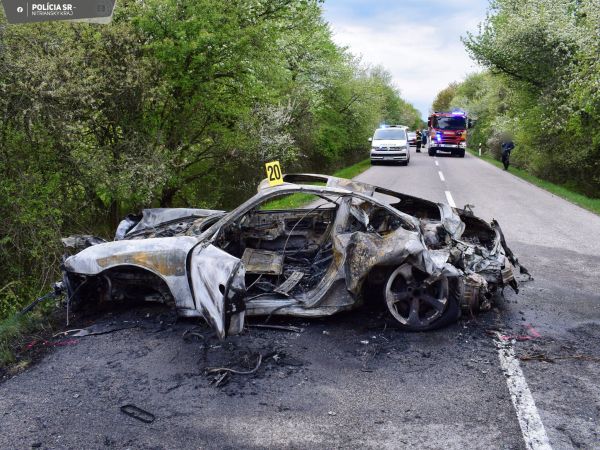Porsche medzi obcami Žemberovce a Ladzany pravdepodobne dostalo šmyk, havarovalo a začalo horieť