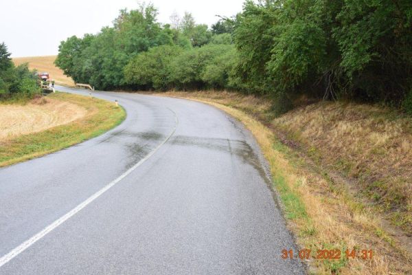 Medzi Sazdicami a Demandicami zišlo z cesty osobné vozidlo a prevrátilo sa na strechu