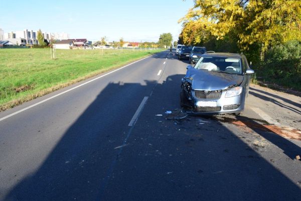 V Leviciach s vozidlom narazil do pracovného stroja, jedna osoba sa zranila V Leviciach s vozidlom narazil do pracovného stroja, jedna osoba sa zranila