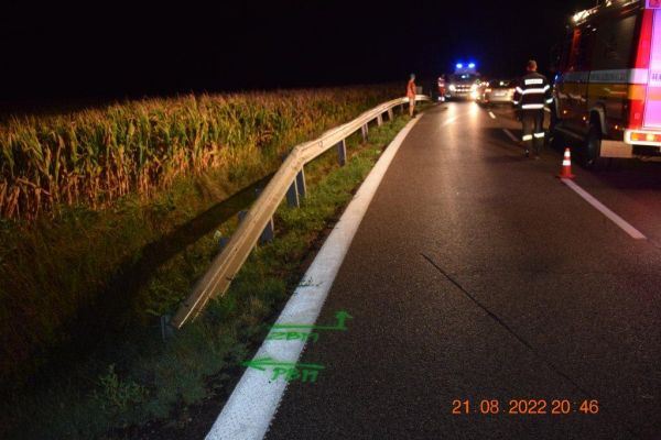 Pri Šarovciach dostal motocyklista šmyk a zišiel z vozovky, poranil si nohu