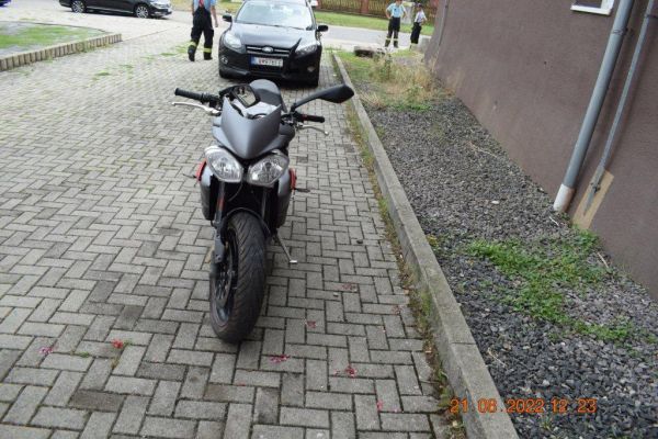 V Kozárovciach nahlásili nehodu motocyklistky, tá nasadla na inú motorku a odišla
