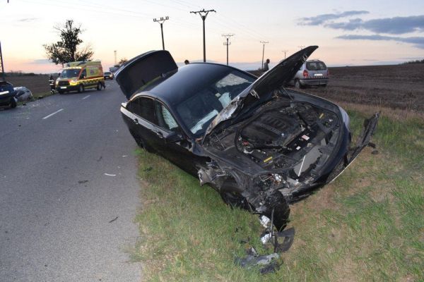 Medzi Kalinčiakovom a Čankovom sa zrazili tri osobné vozidlá, štyry osoby sa zranili, medzi nimi aj dieťa