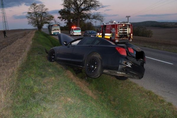 Medzi Kalinčiakovom a Čankovom sa zrazili tri osobné vozidlá, štyry osoby sa zranili, medzi nimi aj dieťa