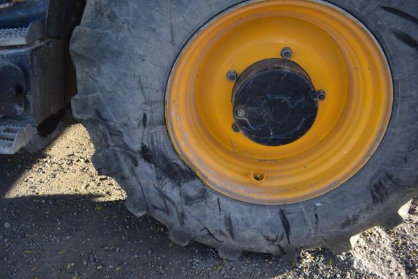 V Leviciach s vozidlom narazil do pracovného stroja, jedna osoba sa zranila V Leviciach s vozidlom narazil do pracovného stroja, jedna osoba sa zranila